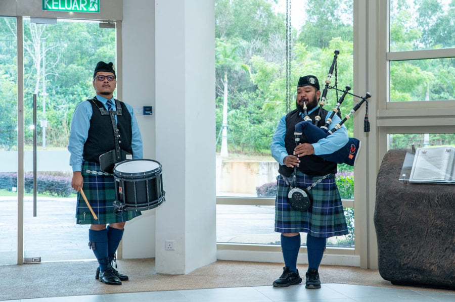 Solo bagpiper